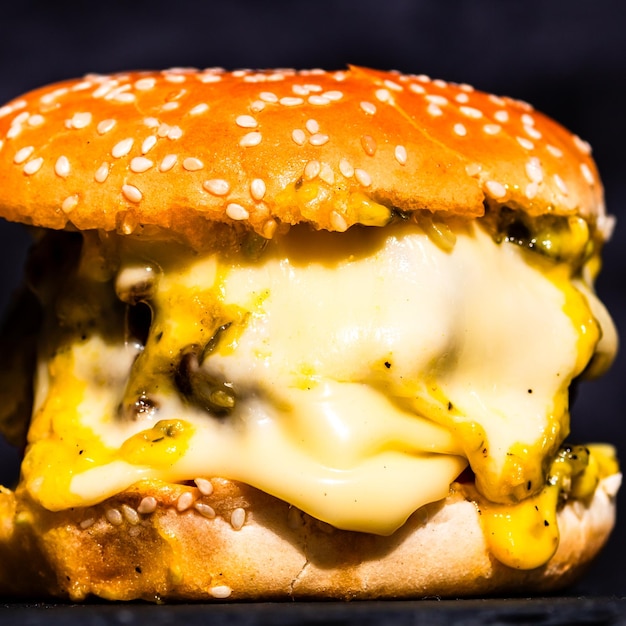 Photo un délicieux cheeseburger fait maison burger au fromage avec des cornichons des tomates de l'oignon du fromage fondant