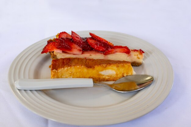 Délicieux cheesecake décoré de fraises