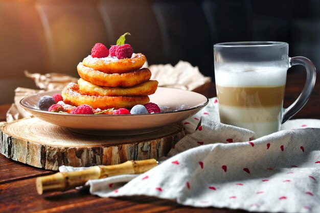 Délicieux cheesecakes à la crème sure et aux baies de framboises et de prunes avec garniture de sucre en poudre ...