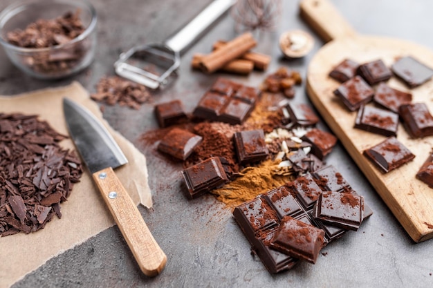 Délicieux chocolat sur fond rustique