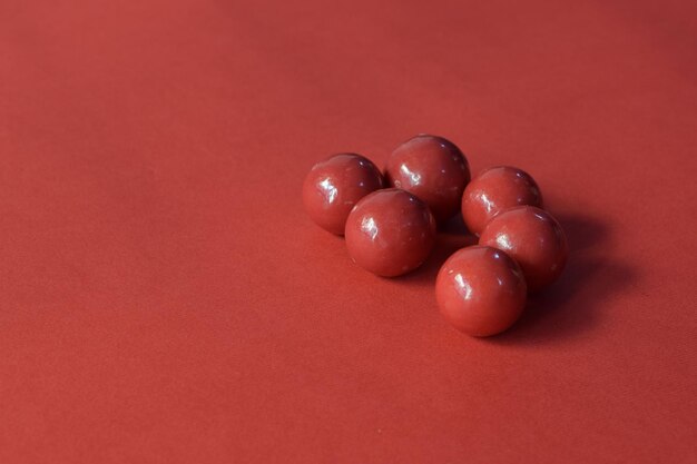 Un délicieux chocolat rouge sur fond rouge.