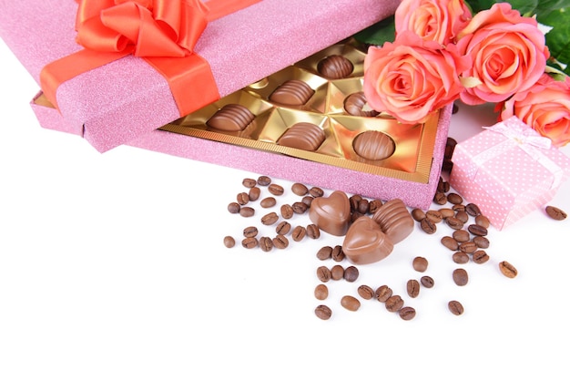 Délicieux chocolats en boîte avec gros plan de fleurs