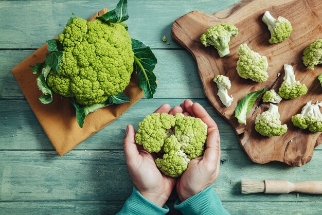 Délicieux chou-fleur vert frais cru