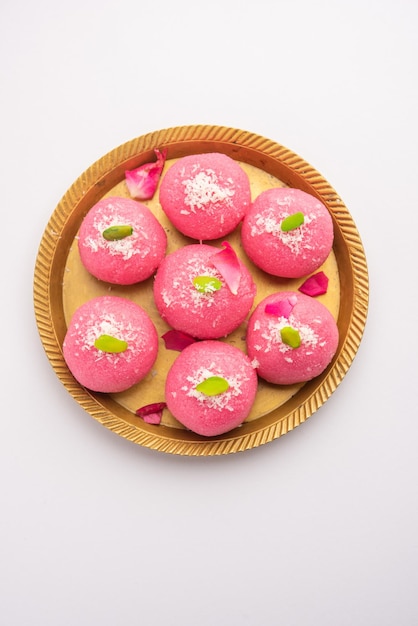 Délicieux Chumchum rose ou cham cham à saveur de rose ou Rasgulla ou Rasagola Rosogola Rosogolla