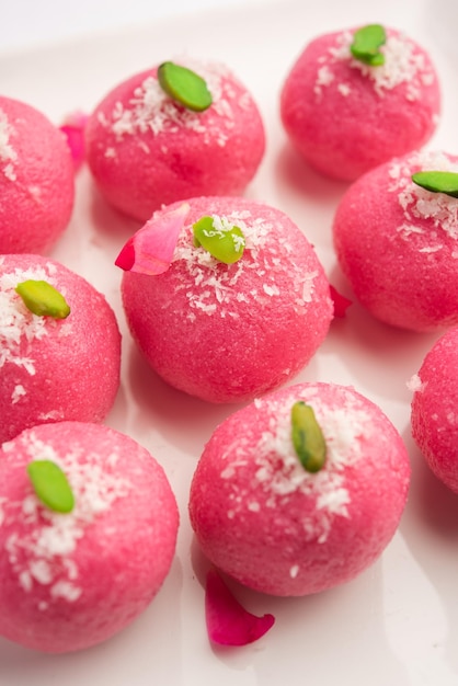 Délicieux Chumchum rose ou cham cham à saveur de rose ou Rasgulla ou Rasagola Rosogola Rosogolla