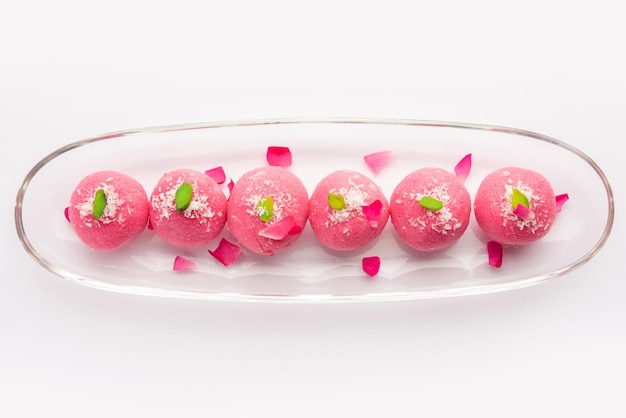 Délicieux Chumchum rose ou cham cham à saveur de rose ou Rasgulla ou Rasagola Rosogola Rosogolla