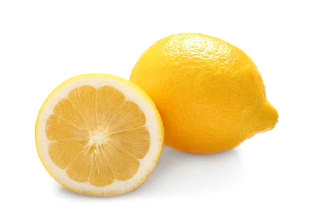 Délicieux citrons frais sur fond blanc
