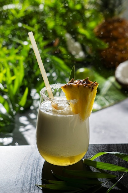 Photo délicieux cocktail pina colada à l'ananas