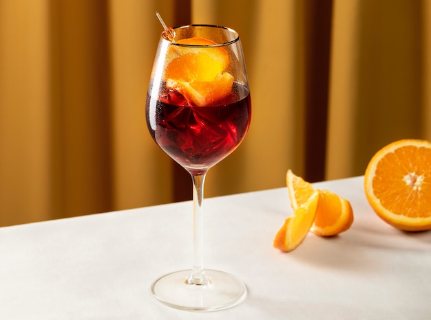 Photo délicieux cocktail de sangria sur table