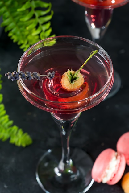 De délicieux cocktails avec du campari, du gin, du vermouth et des baies