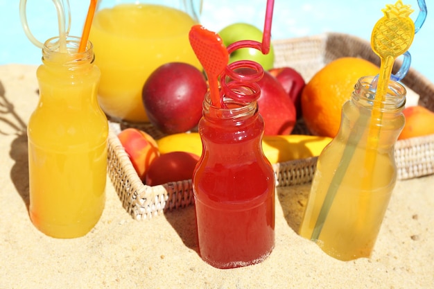 Photo délicieux cocktails sur la plage libre