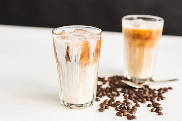 Délicieux concept de boisson - café glacé dans un verre avec de la glace.