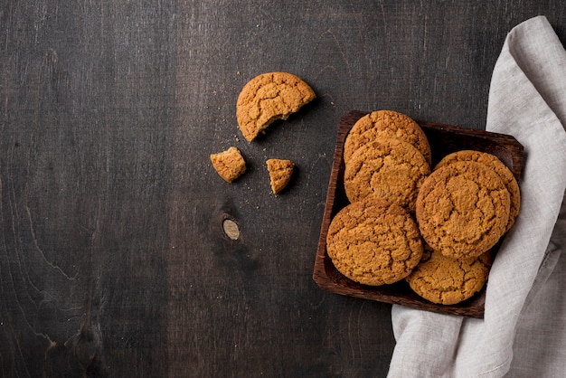 Photo délicieux cookies sur la vue de dessus du plateau