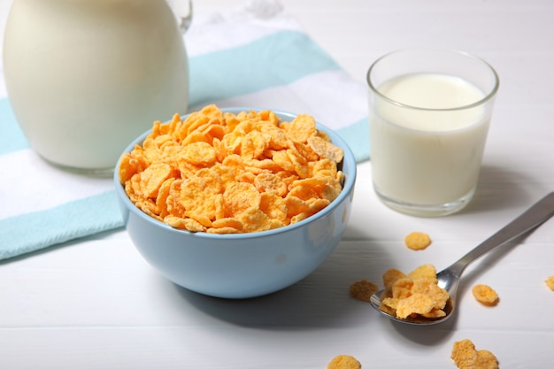 De délicieux cornflakes dans une assiette sur la table