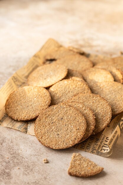 Délicieux crackers aux graines de sésame et de lin sur fond marron. Collation saine.