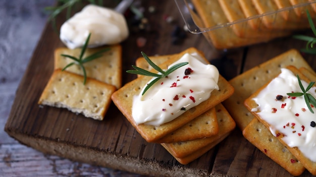 Délicieux craquelins à l'ail avec fromage à la crème