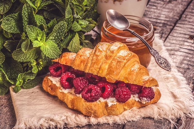 Délicieux croissant au miel de framboise et à la ricotta