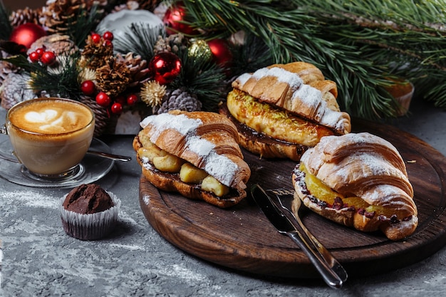 Délicieux croissant à la banane caramélisée