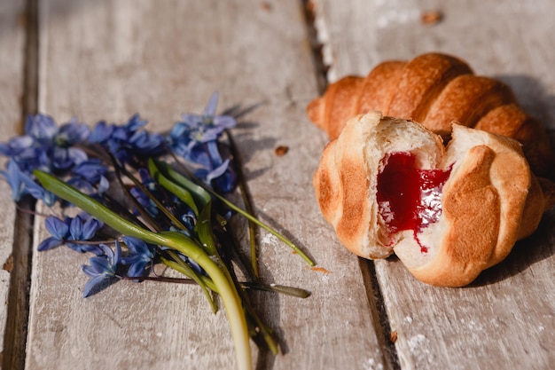 Délicieux croissant sur fond de bois