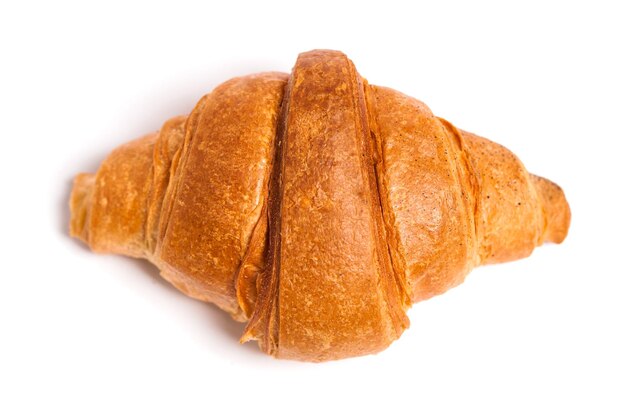 Délicieux croissant frais sur fond blanc