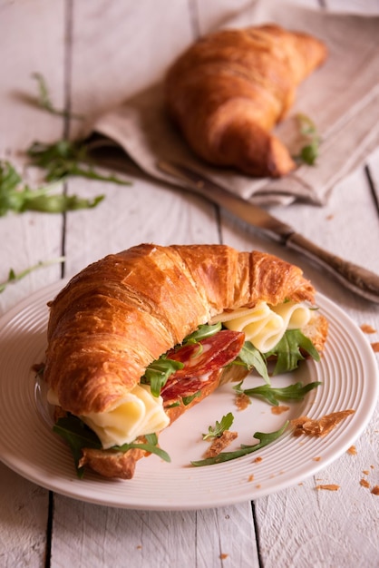 Délicieux croissant sandwich au fromage et à la roquette