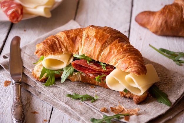 Délicieux croissant sandwich au fromage et à la roquette