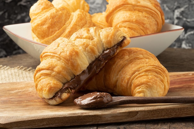 Délicieux croissant sucré farci aux noisettes Mise au point sélective