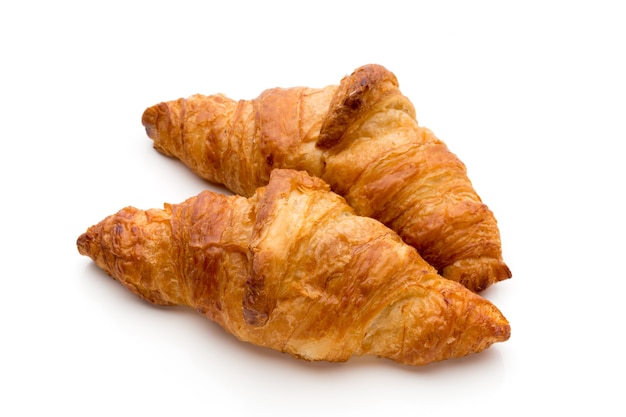 Délicieux croissants au beurre sur fond blanc.