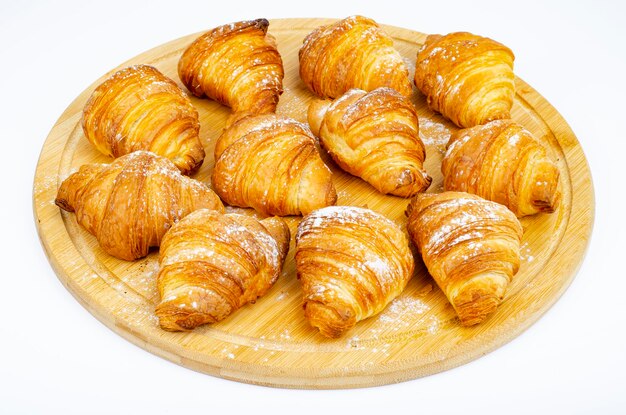 De délicieux croissants dorés croustillants fraîchement sortis du four. Studio photo.