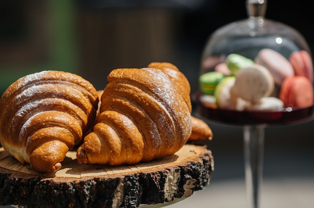 Délicieux croissants frais dans le café de la rue