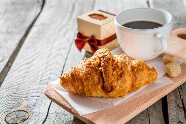 Délicieux croissants frais avec du café et du présent