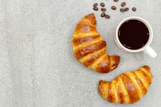 Délicieux croissants frais et une tasse de café sur la table