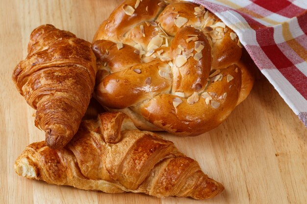 Délicieux croissants et pâtisseries sur fond de bois