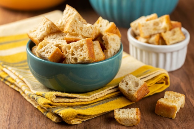 Délicieux croûtons croustillants sur la table