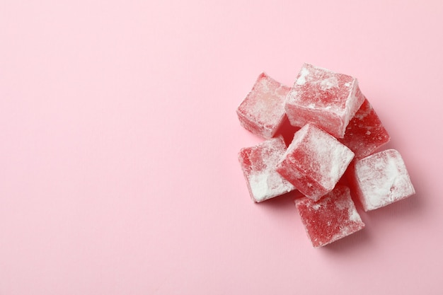 De délicieux cubes de loukoum sur rose