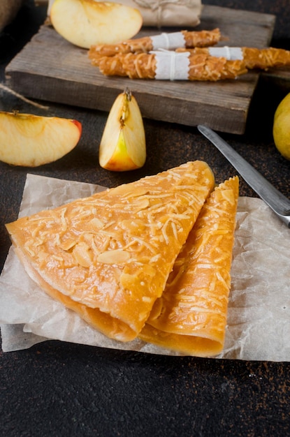 Délicieux cuir de pomme sur une planche