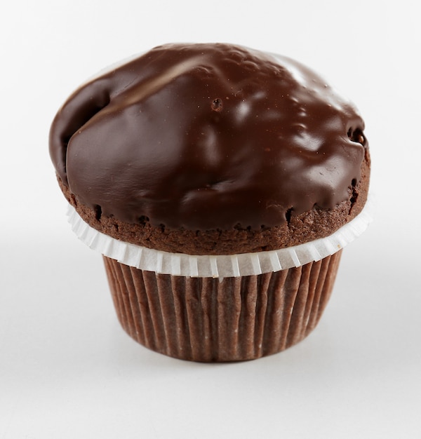 Délicieux cupcake au chocolat isolé sur blanc