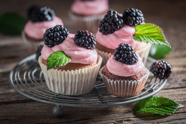 Délicieux cupcake aux mûres à base de crème et de fruits