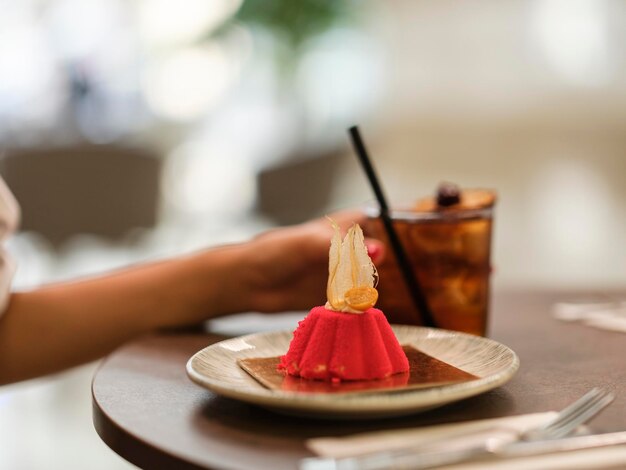 Un Délicieux Cupcake Et Un Cocktail