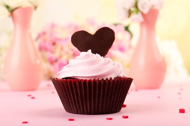 Délicieux cupcake de la Saint-Valentin sur fond rose