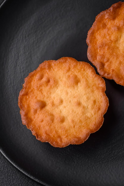 Délicieux cupcake ou tartelette cuit au four avec du fromage et des raisins secs