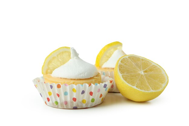 Délicieux cupcakes au citron isolés sur fond blanc