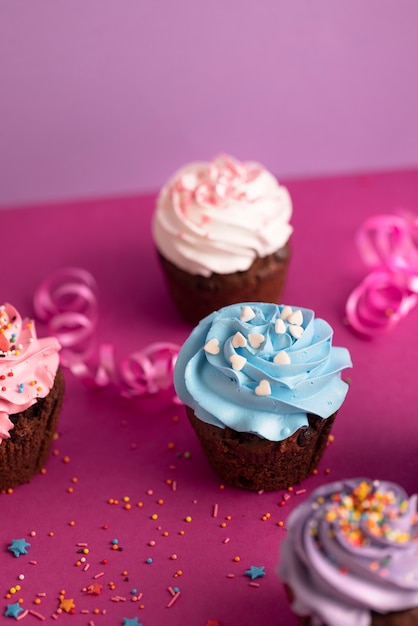 Délicieux cupcakes colorés recouverts de glaçage