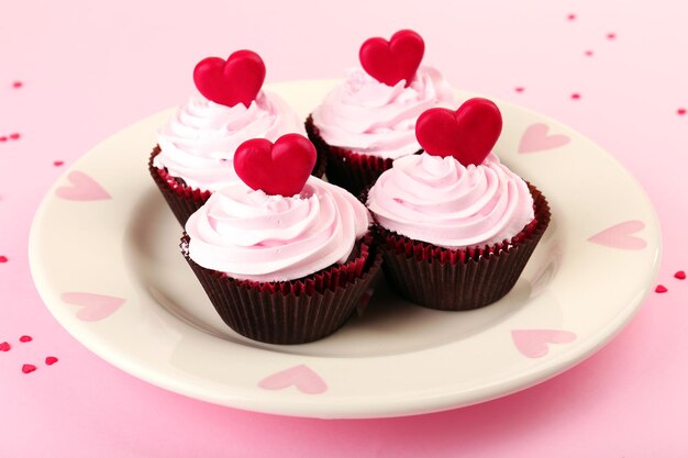 Délicieux cupcakes de la Saint-Valentin sur fond rose