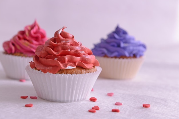 Délicieux cupcakes sur table close-up