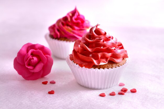 Délicieux cupcakes sur table close-up