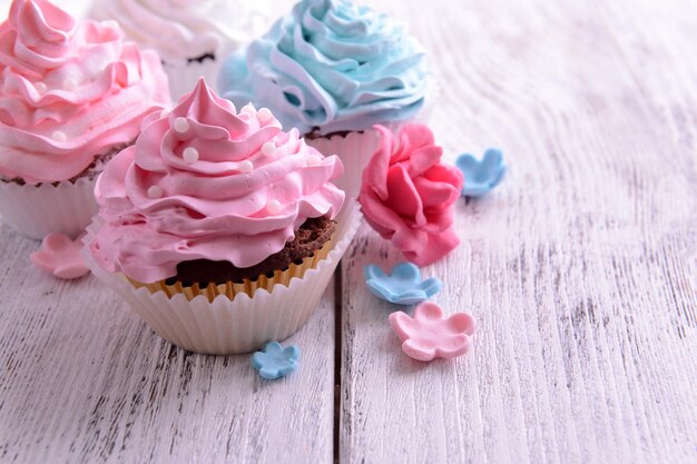 Délicieux cupcakes sur table libre