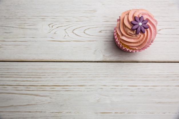 Photo délicieux cupcakes sur une table tourné en studio