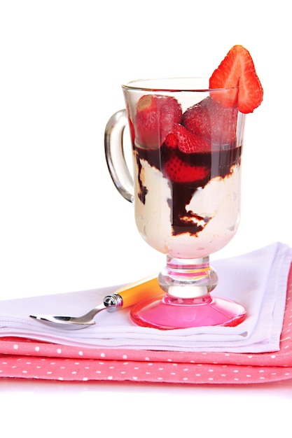 Délicieux dessert aux fraises dans un vase en verre isolé sur blanc