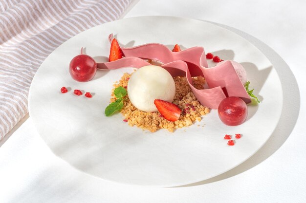 Délicieux dessert aux fraises avec des textures de fraises